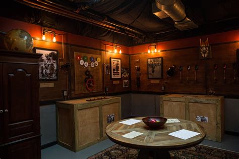 ESCAPE ROOM .